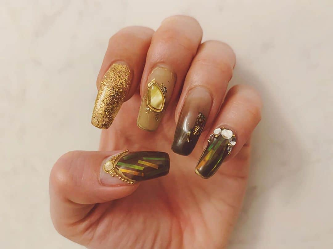 坂本礼美さんのインスタグラム写真 - (坂本礼美Instagram)「. . 🍁NEW NAIL🍁 . . ベージュ＋ブラウン＋キラキラゴールド👸🏼✨✨✨ . シンプルにしよーう！と思いながらサロン行くんだけど、結局毎回キラキラストーンとかプラスしちゃう💎✨ . この時期のどんな服にも合うから🙆🏼‍♀️💓 . . 前回のNAIL、お揃いにしてくれた方が何人かいて、嬉しかったぁ〜😚💕 . . . #newnail #nail #💅🏻」11月18日 22時41分 - remi_1103