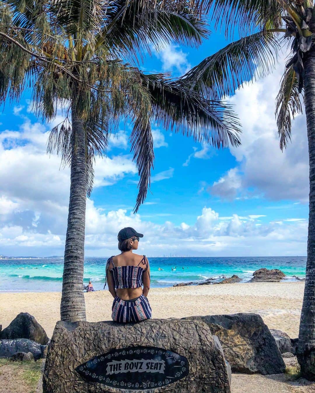 彩海のインスタグラム：「. . あーちゃんが昔住んでた Coolangatta (クーランガッタ) 大好きになってしまった朝。 . . ずーっと西オーストラリアからでなかった私ですが ゴールドコーストもやはり好き。 海辺が良すぎる。 surferや海好きにはたまらん土地だね。 . . 海と太陽と好きな人が隣に居たら しあわせなヒトトキ。 . . #Australia#coolangatta #beach#palmtrees #love#goldcoast #roadtrip #traveler#tripaddicts #tabijyo #japanese#japanesegirl #loveyourself#surf#オーストラリア旅行」