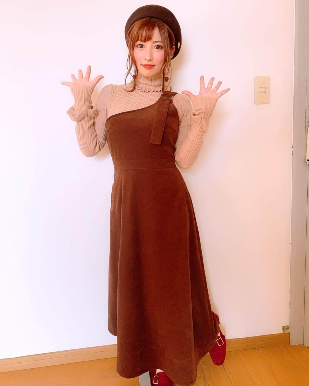 成瀬心美さんのインスタグラム写真 - (成瀬心美Instagram)「🌰 . . 昨日のお洋服 タグ付けしました☺️ . . 帽子↪︎ @blueblackcb  ニット& ワンピース↪︎ @supremelala_official  くつ↪︎ @orientaltraffic_official . . このニット 触り心地も良くて のびーーーるから タートルネック(ハッ！)でも 全然苦しくなくて 手首のフリフリと パールが可愛くて好きです☺️ . . シンプルだけど女の子らしくて いいよね！ . . ワンピースは 片方の肩紐が取り外しできるので 私はとってしまったよ！ . . カラーも赤とかあって 可愛かったなぁ☺️ . . #fashion #autumn #onepiece #bluelabel #supremelala #orientaltraffic #instafashion #followme」11月18日 22時56分 - coco3ndazo