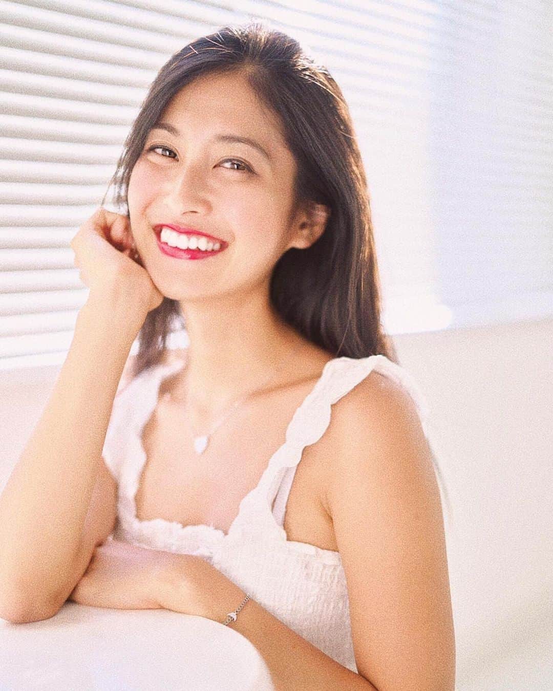 大浦ヒロミのインスタグラム：「💕 Keep Smiling 💕 ・ ・ “The biggest purpose of life is to be happy ✨” ・ ・ So give every day the chance to become the most beautiful of your life ❤️ ・ ・ 沢山の方にひろみちゃんって凄い幸せそうに人生生きてるよね〜って沢山言われるけど、どーやって？って聞かれます。私からの視点で思う事を言うと、私は幸せです☺️とても恵まれた人生を生きてると思います。でもね、結局「幸せ」っていうのは自分自身の選択次第だと思う。 ・ ・ もちろん自然にやってくる幸せも沢山あるけど、簡単にやってくる幸せもすぐ逃げてしまうような感じがする。だから、自分から掴みに行くの🥰ちゃんと周りを見渡せばチャンスなんていくらでもあるから💕」