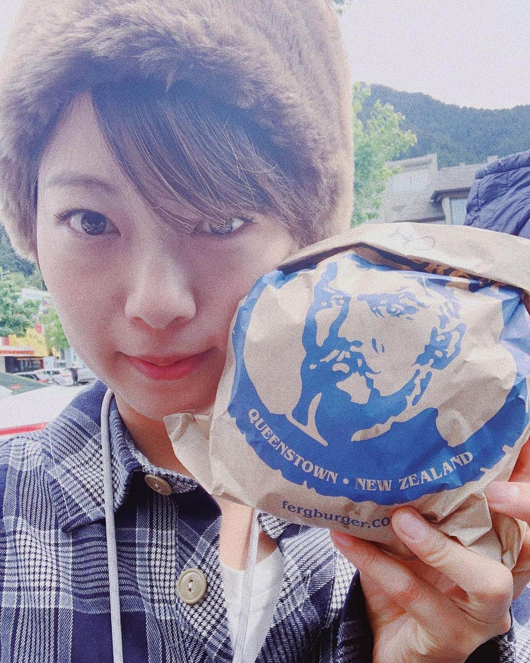 中村優さんのインスタグラム写真 - (中村優Instagram)「いつみてもすごい行列のFergBurger🍔めちゃめちゃでかい！！でかい割には胃もたれしない、くどくない感じ。たまたま隣に座ってた日本人女性2人組は半分ずつ食べてたけど、私はまるっと一個食べました…。 #newzealand#queenstown#優trip#優グルメ」11月18日 22時50分 - nkmr_yu