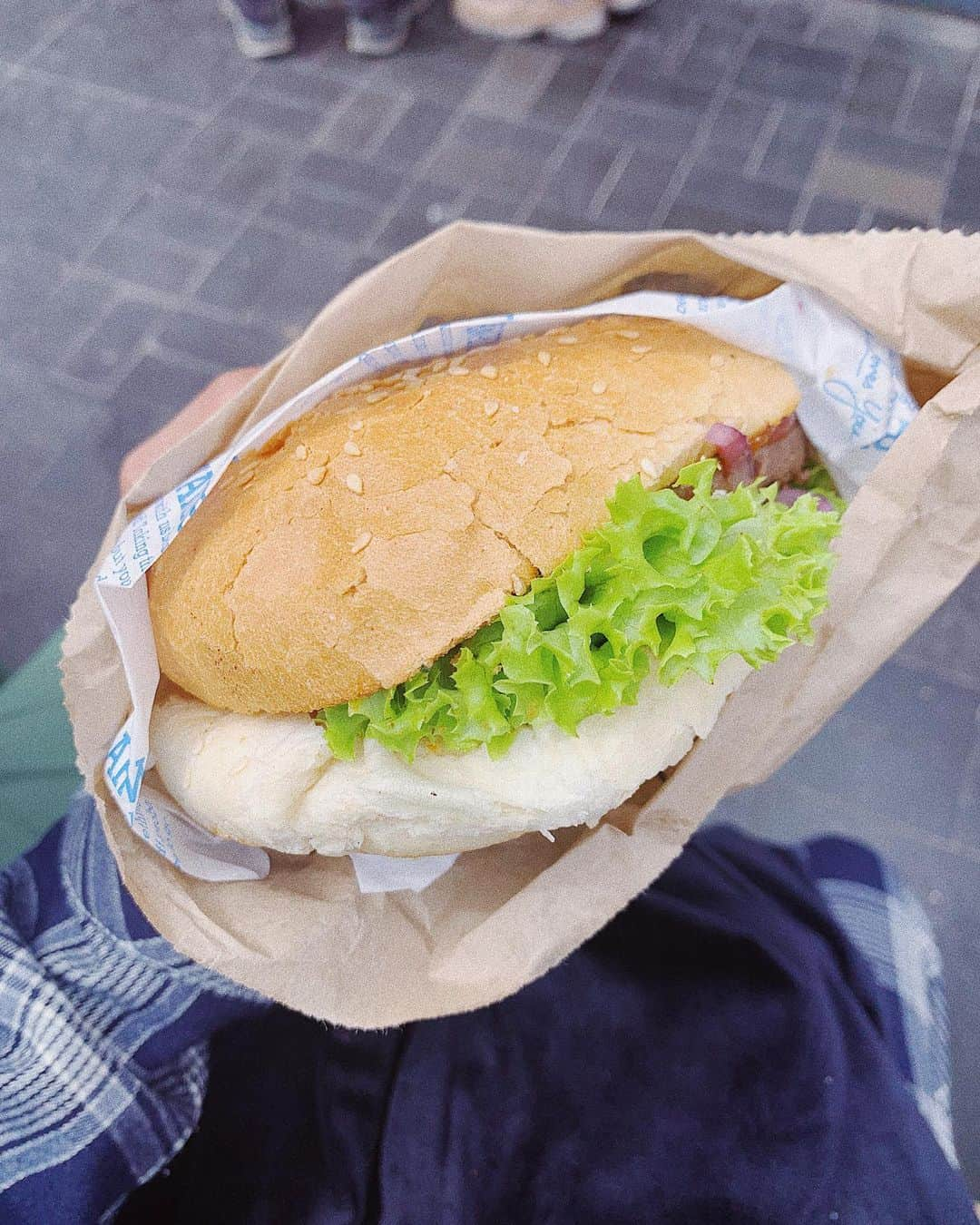 中村優さんのインスタグラム写真 - (中村優Instagram)「いつみてもすごい行列のFergBurger🍔めちゃめちゃでかい！！でかい割には胃もたれしない、くどくない感じ。たまたま隣に座ってた日本人女性2人組は半分ずつ食べてたけど、私はまるっと一個食べました…。 #newzealand#queenstown#優trip#優グルメ」11月18日 22時50分 - nkmr_yu