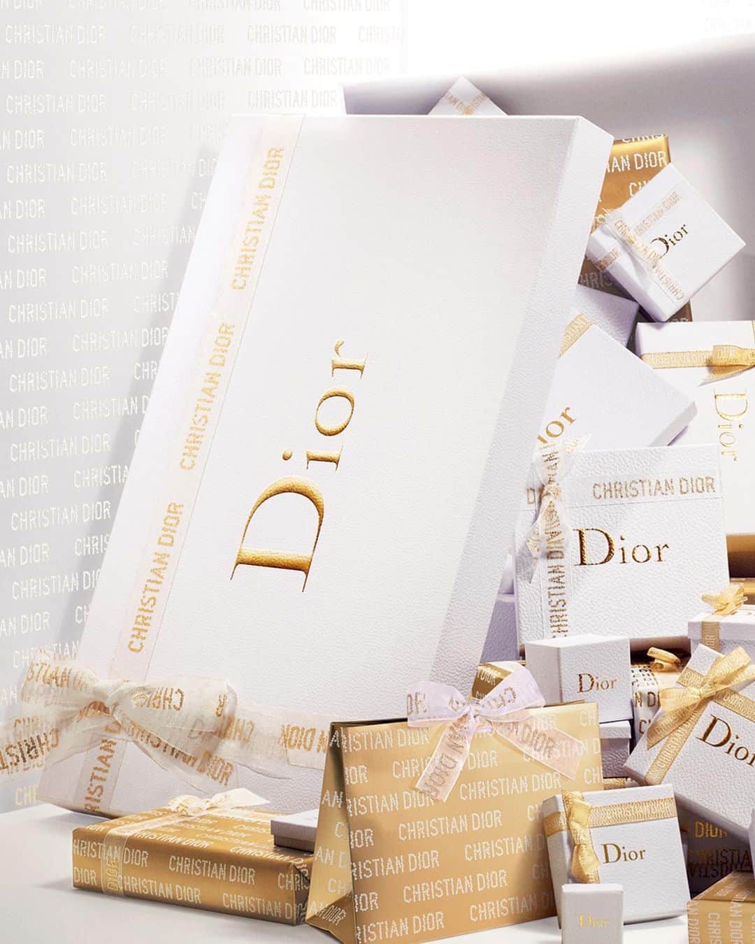 クリスチャンディオールさんのインスタグラム写真 - (クリスチャンディオールInstagram)「Dress your gift in Dior!  More than ever, Dior gifts are true couture dreams. Dressed in gold and sequins, wrapped with couture ribbons, they remain etched in the minds of those who receive them. • #diorholiday @diorparfums @diormakeup @diorskincare」11月18日 22時52分 - dior