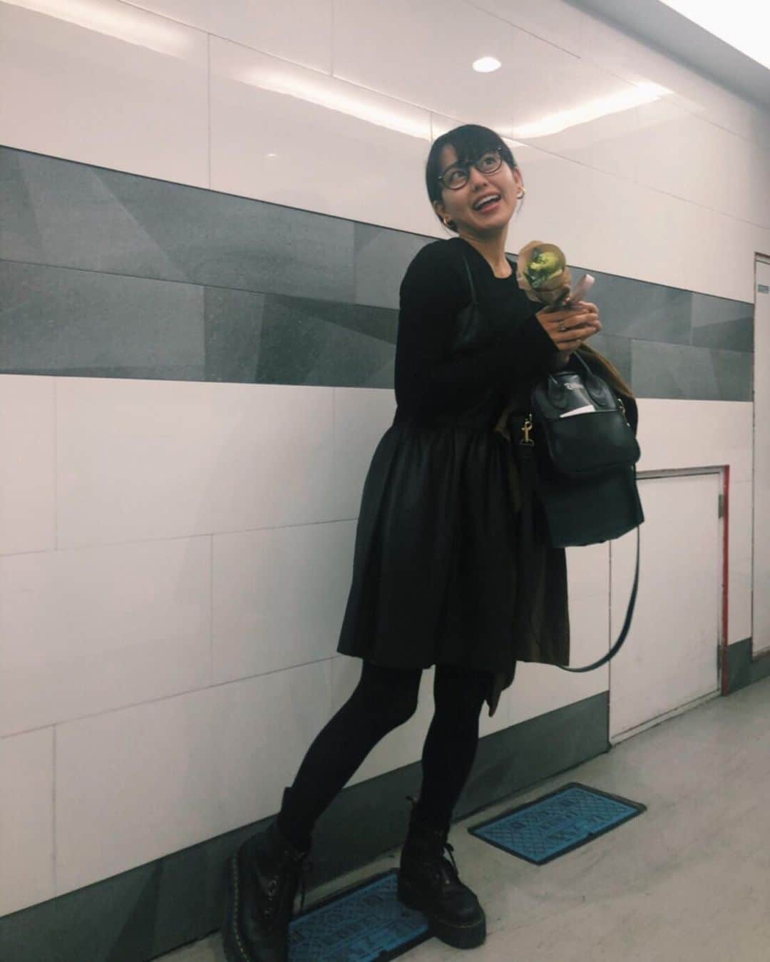 宮﨑香蓮さんのインスタグラム写真 - (宮﨑香蓮Instagram)「お花ってうれしいよね、、、💐 アガル、、、💐 仲良しメイクさんにお花いただいて うかれぽんちなみやざきです🤷🏻‍♀️🤦🏻‍♀️ #そう #もうすぐ #年を重ねるの」11月18日 23時06分 - karen_miyazaki_official