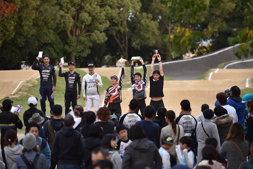 増田優一さんのインスタグラム写真 - (増田優一Instagram)「先週はセイリンカップでした！ エリートクラスでレースして4位でした！ やはりエリートとの混合レースは、苦戦しますがその分やり甲斐がありました！ そして、 @jukiayoshimura くん主催のオープンクラスにも参戦。 エリートはフラットペダルでレースでいつもと違った雰囲気でのレースでした。 開催スタッフの皆さん、ありがとうございました！ そして @tara.fff さん素敵な写真ありがとうございます☺️☺️ Photo @tara.fff  #セイリンカップ #大泉緑地 #bmxの魅力を伝えよう」11月18日 23時06分 - you1masuda_