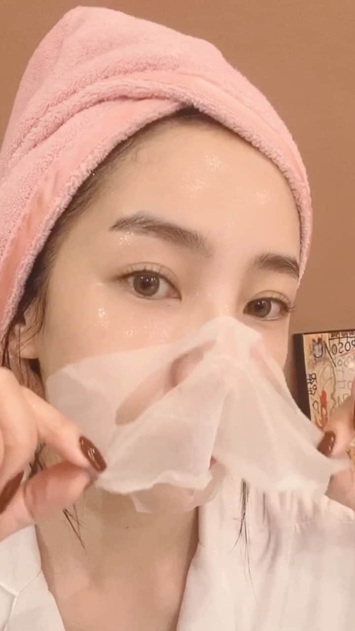 megbabyのインスタグラム：「スペシャルケアのCICAマスクをプラスした夜のスキンケア🧖🏻‍♀️ ・ 翌朝の自分の肌を好きになる☺️❤️ ①PHトナー(チルスキン) ②AHAエッセンスを角質の気になるところに塗る(私はほぼ毎日夜塗るけど慣れるまでは週3回でもOK🙆🏻‍♀️) ③CICAアンプル＋CICAマスク15〜20分 (ダブル使いで更にツヤ肌へ🤫) ④PHアンプル(首まで2プッシュ程度) ⑤最後はPHクリーム(全身ぬりぬり、寝る前にもう一回塗っちゃいます🤣✨リップもね)  @megood__beauty #MEGOODBEAUTY」