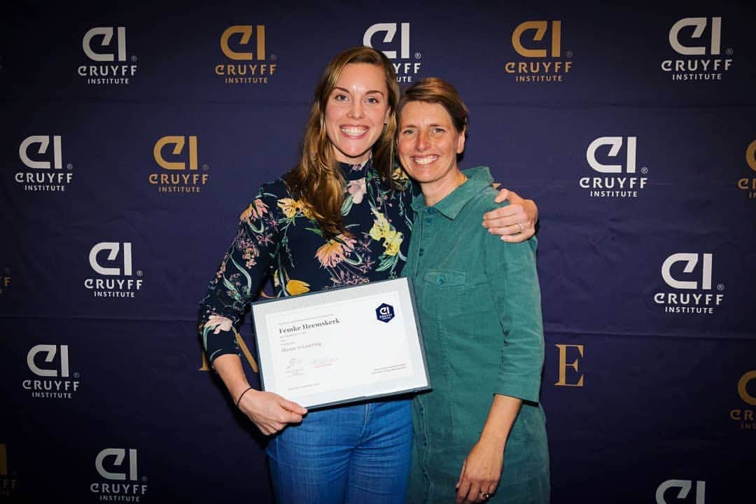 フェムケ・ヘームスケルクのインスタグラム：「Last Friday I have received my 🎓 Master In Coaching!  One of the best choices of my life to start this program. . Beyond grateful for all the inspiring teachers, my amazing group, my personal coach @mariekevanwanroij and the @telegraaf.nl who gave me the scholarship. 🙏 Thank you 🖤🖤🖤 . . . #JohanCruyffInstitute #Graduated #MiC」