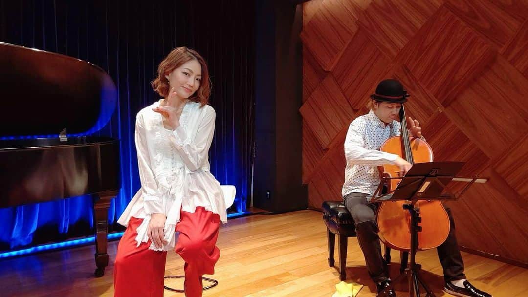 宮本美季のインスタグラム：「Recording day、秘密のプロジェクトが絶賛進行中😏来月にはお知らせ出来そう😆お楽しみに！  #宮本美季 #伊藤ハルトシ #宮本貴奈 #ワクワクな計画 #来月お知らせします」