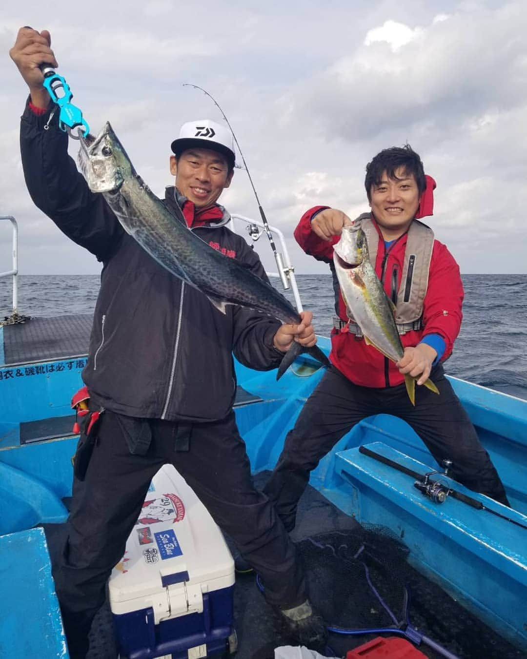 高橋聡文のインスタグラム：「山井さんがヒラマサ、ヒラメ、サワラ、計5匹🎣 僕がヒラマサ3本、計5匹🎣 GoPro前回釣れた所載せれてなかったので続きです📷️ 最初の1時間は釣らずに休憩してました😙大きい魚釣った方が勝ちだったので僕の勝ちですね✌️ 楽しかったのでまた行きましょう🥰  #ジギング#ヒラマサ#ヒラメ#サワラ#新温泉町#前田渡船#釣り#goproのある生活 #インスタ映え#中日ドラゴンズ#山井大介 #阪神タイガース#高橋聡文 #山井さんとの釣り思い出#ふぐ#鳥取大橋#サーフ」