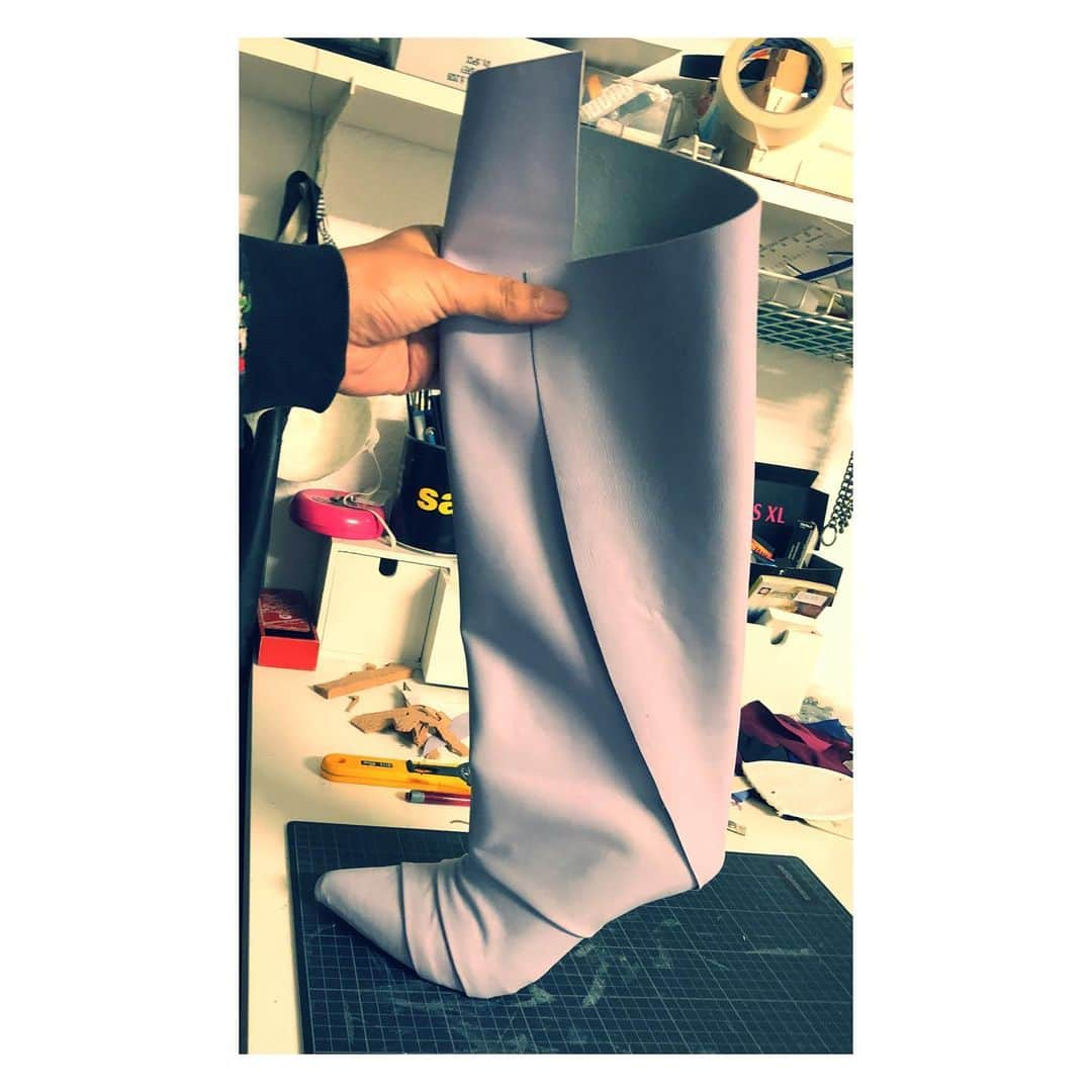 デニズテルリさんのインスタグラム写真 - (デニズテルリInstagram)「A little snippet of what is about to come.... #denizterli #handmade #footwear #designershoes #highheels #boots #lila #studiolife #londonfashionweek #newthingstocome #rotterdam #prettyboots」11月18日 23時11分 - deniz_terli