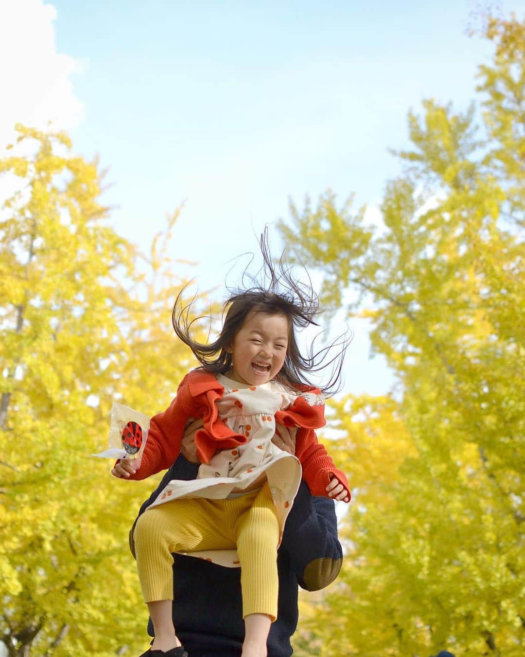 kyokkyのインスタグラム：「最初の写真は、「嵐」みたいな髪の毛になってる♪分かるかな⁉️ 7枚目、自分はブリッコして写ってるのに花ちゃんのほっぺた引っ張ってる🤪最後の方は達磨さんが転んだのポーズ決めてて、振り向き様がとてもかわゆい🥰😍🥰😍 久し振りにジャンプして写真撮ったり夫婦の写真を我が子に撮ってもらったり楽しかった💛」