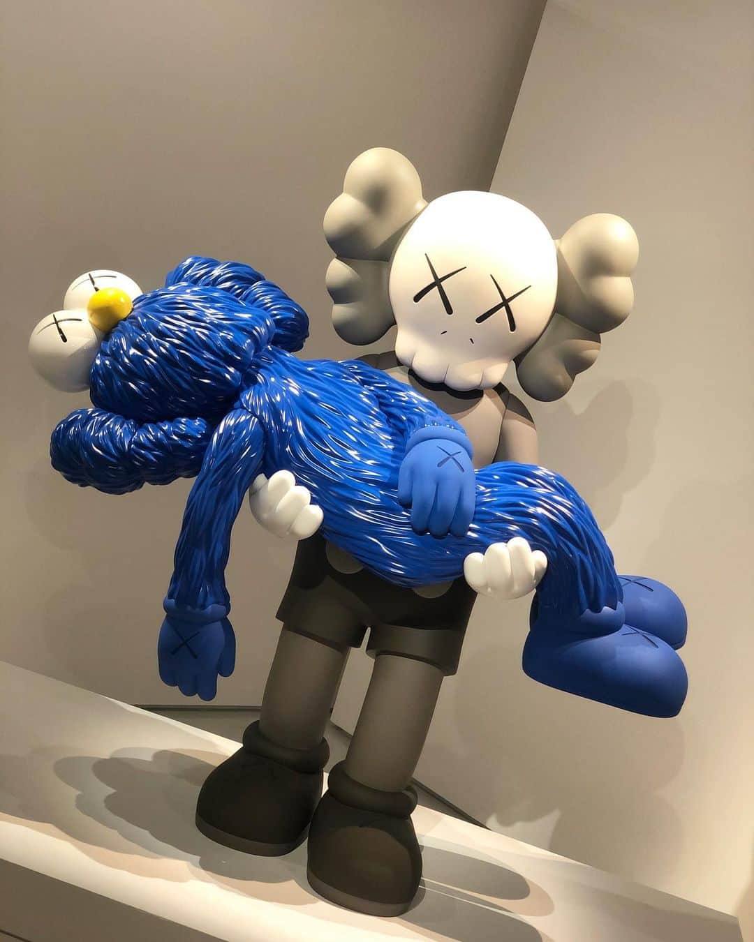 ナイジェル・デ・ヨングのインスタグラム：「KAWS “He eats alone” exhibition // When in Doha a must see 🤘🏽 #KAWSinDoha #QatarMuseums」