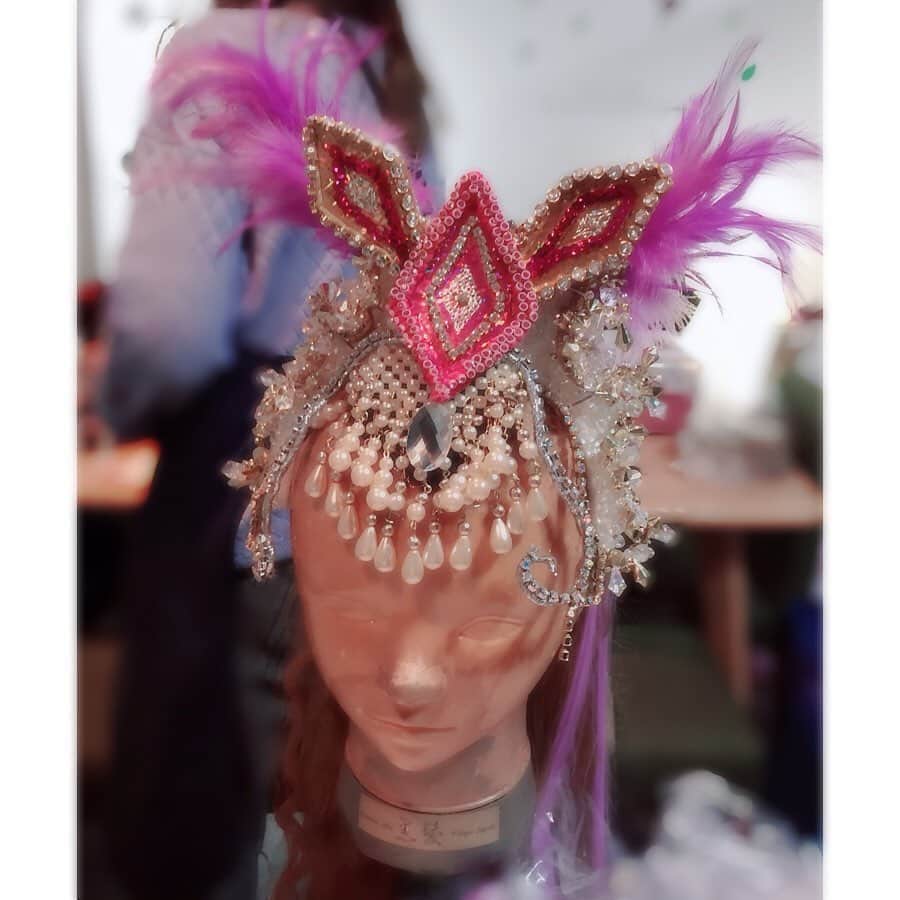 咲希あかねさんのインスタグラム写真 咲希あかねinstagram 舞台稽古 の前日です この日って 娘役は夜な夜な頭飾りを作ったり 作ったり 作ったり笑 で寝れなかったけど 外の舞台は用意してくれるから 何しよーーってなる ㅿ 作るのって大変だけど