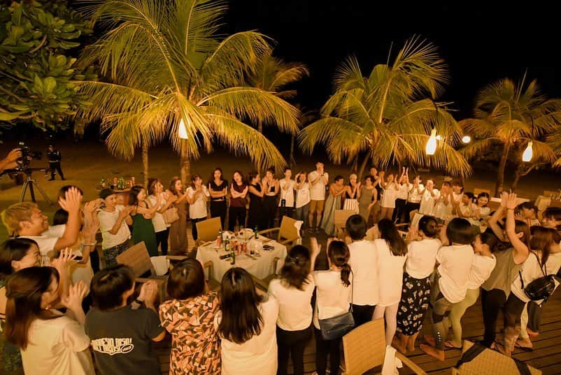 高松いくさんのインスタグラム写真 - (高松いくInstagram)「再び、バリ島留学のおもひでへ🌴  嬉しいお写真を沢山頂いたので 引き続き残させて下さい🙏  ここでみんなで打ち上げしました🙌  ヨガウェアじゃないみんなを見るのは 初日以来。 心身のグラウンディングにより 個性と強さに磨きがかかった みんなの表情を見ながら いろいろと想っていました❤️ みんなが ヒョッコリテーブル来てくれて嬉しかったよ❤️ありがとう❤️ みんなとのこの時間は 喜びを分かち合う最高に嬉しいひととき でした❤️ 美味しいお料理とドリンクを ありがとうございました🙌  お一人お一人に 改めて！カンパーーーーイ🥂  #yoga #バリ島留学　#ymc  #打ち上げ　#ryt200 #おめでとう🍾  つづく」11月18日 23時24分 - iku_takamatsu_trip_sup_yoga