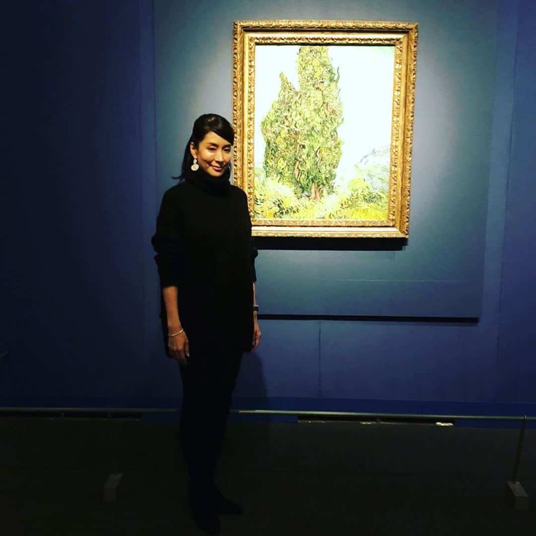 内田恭子さんのインスタグラム写真 - (内田恭子Instagram)「ゴッホ展@上野の森美術館。今回は特別に写真を撮らせていただきました。ゴッホに影響を与えた画家たちとのつながりも紹介されているので説明を聞きながらでも楽しめるし、ゴッホの色鮮やかな世界にどっぷりと浸れるのも嬉しい。個人的にはデッサンがとても興味深かったです。出口にはゴッホになってしまえる面白い遊びも。ボーイズはこれが一番楽しそうだったかな。 1月13日まで、上野の森美術館にて開催だそうです。  #ゴッホ展 #上野の森美術館 #絵画　#ヴィンセントヴァンゴッホ #内田恭子　#kyokouchida」11月18日 23時26分 - kyoko.uchida.official