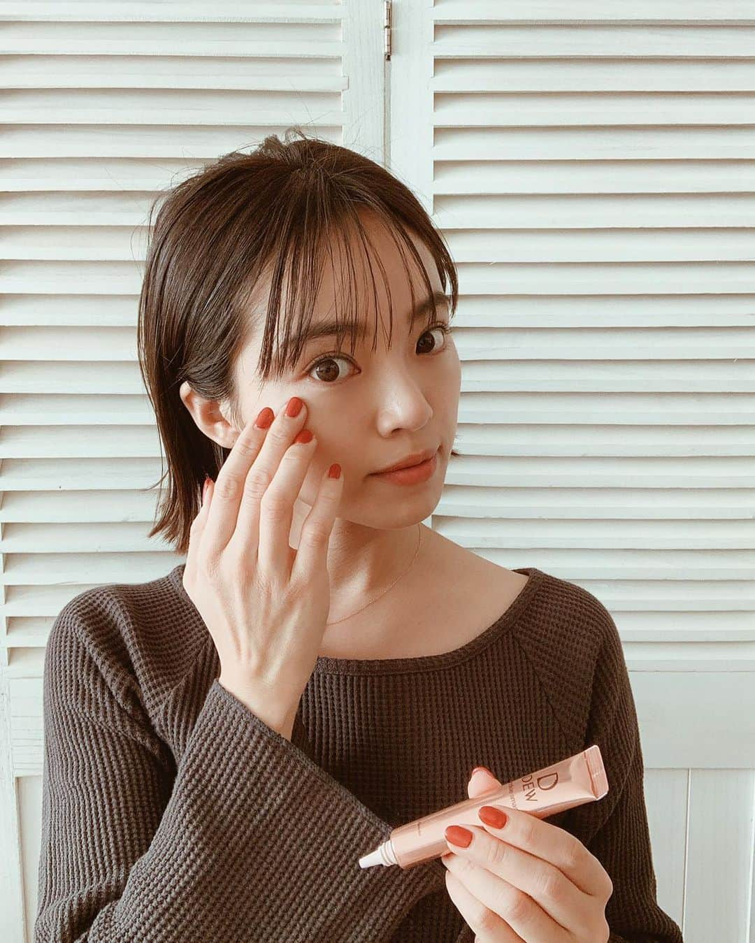 春名亜美さんのインスタグラム写真 - (春名亜美Instagram)「カネボウ化粧品様に説明会へ招待いただいてから、DEWの薬用シワ改善美容液を使って1ヶ月くらい経ちます。  スキンケアの最後にポイントで使用しているんですが、しっとりしてくれるからメイクがしやすいし、メイクがよれない✨ ファンデを塗り直すこともないです✨✨ 最近はメイク直しで使うのは口紅だけになりました💄 素晴らしい👏🏻👏🏻👏🏻 DEWの薬用シワ改善美容液があれば、これからのイベントも目元を気にすることなく楽しめそうです🎄🍷 ・ ・ ・ @dew_official_jp  #DEW #カネボウDEW #リンクルスマッシュ #シワ改善美容液 #笑顔のイブ #DEW_PR」11月18日 23時41分 - amiharunaami