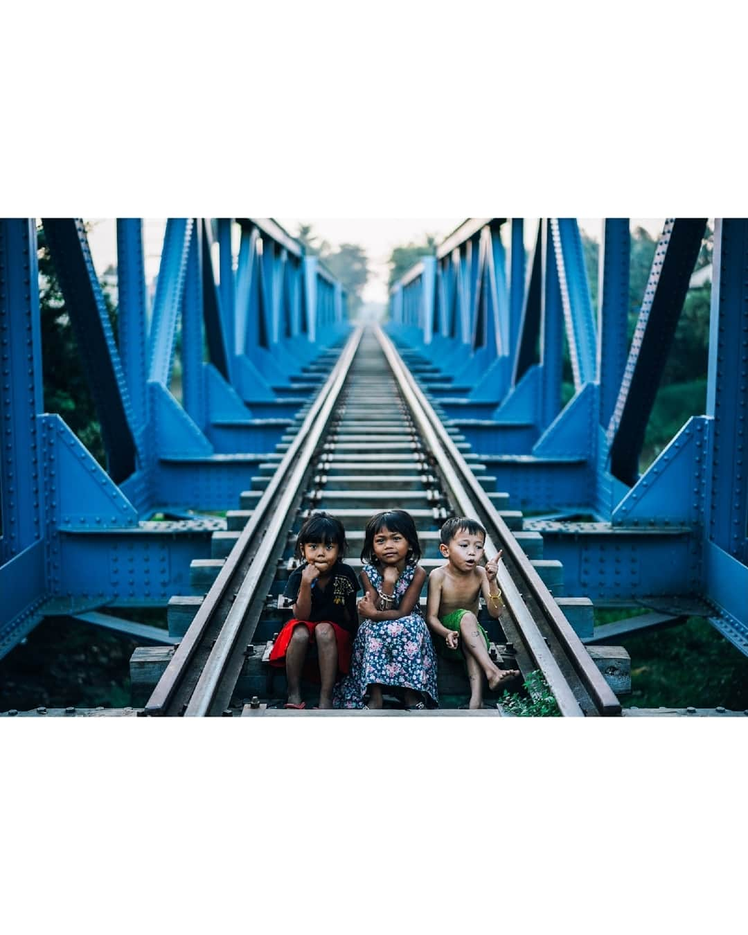 VuTheara Khamさんのインスタグラム写真 - (VuTheara KhamInstagram)「Children in the province of Battambang, Cambodia (2019) 🇰🇭 . The province where my mother was born ❤️ . @cfavoyages #cfavoyages #cambodia」11月18日 23時42分 - vutheara