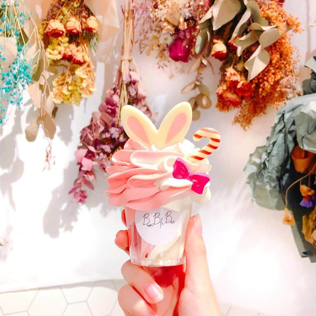 込山榛香さんのインスタグラム写真 - (込山榛香Instagram)「#フラワーソフトクリーム 🍦🐇🌼﻿ ﻿ ﻿ ソフトクリーム＋うさ耳＋リボン＋キャンディー﻿ ﻿ 可愛すぎるアイスの完成🙌﻿ ﻿ ﻿ ﻿ #福岡カフェ #天神カフェ #福岡 #今泉 #カフェ巡り ﻿ #バンブルビー#bbbsoft #ソフトクリーム #うさぎ #フラワー　﻿」11月18日 23時43分 - komiharu_official