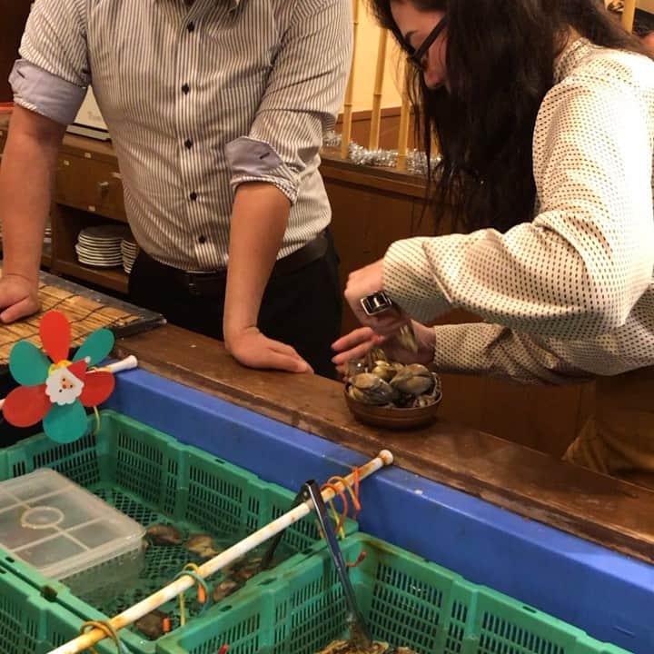 鶏魚 谷町のインスタグラム：「鶏魚です！しーちゃんです🎶 本日と明日は、貝盛り放題がなんと¥500.!! お得ですよ♡ #月曜日と火曜日限定 #つかみ取りが¥500 #鶏魚 #大阪 #谷町四丁目 #駅近 #セルフ飲み放題 #地域最安値 #コース #座敷 #個室 #貝盛り放題 #ガンガン焼き #あさり #はまぐり #ホンビノス貝 #牡蠣 #さざえ #飲み会 #女将」