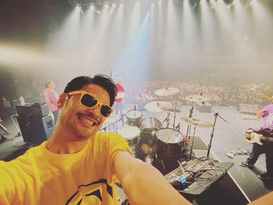 石川龍のインスタグラム：「ザ・チャレンジの復活ワンマンライブ、ご来場の皆さま、本当にありがとうございマッスル💪😎💪 ライブ前はお客さん来てくれるかな？忘れられてないかな？と不安になったりしたこともあったけれど、想像を超えるたくさんの客チャレの皆さまにご来場いただきました。平日でしかも週始めの月曜日にも関わらず、、感謝感謝です。 久しぶりのロングセットだったけど、ライブが始まってしまえばあっという間で、手応えもたっぷりの2時間強でした。楽しんでもらえたなら、明日への元気を受け取ってもらえたなら嬉しいです！ 所属事務所も、所属レーベルもない僕たちが、メンバーだけの力でこんな大きなステージを作り上げることはもちろんできず、久しぶりに集結してくれた照明、PA、撮影、楽器、舞台などのチームチャレンジのみんなと、一緒にパーティーを盛り上げてくれたONIGAWARAのふたり、そしてO-EASTスタッフの皆さんにもこの場を借りて心から感謝を。 また遊びましょう！辛くなったり踊りたくなったらいつでも来てね！ #ザチャレ #ザチャレンジ」