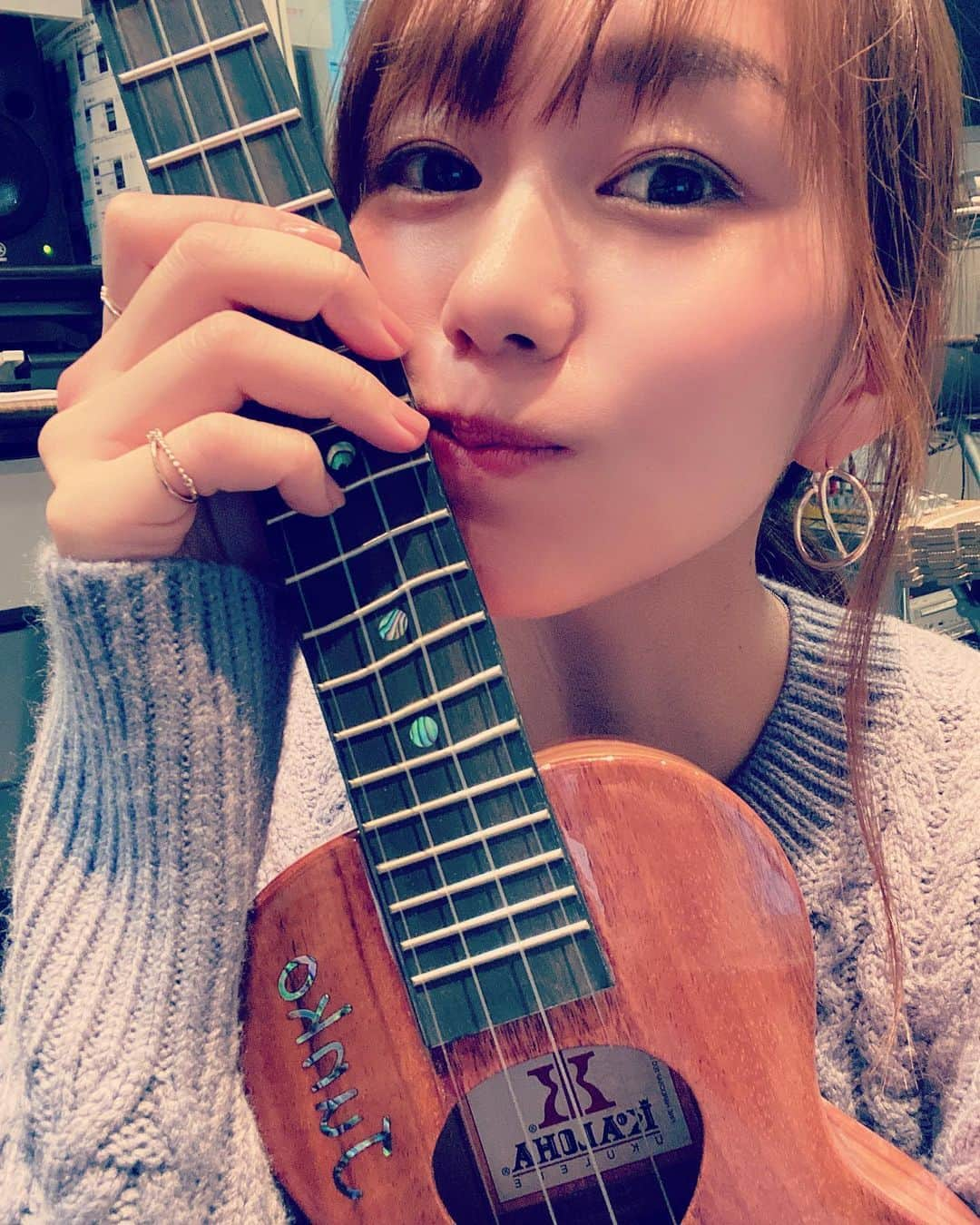 立石純子さんのインスタグラム写真 - (立石純子Instagram)「ぬぅ。 ・ どこで奏でても ・ 幸せな音色がする〜 ・ そして、むずか、、し、い、、☺️笑 ・ ・ きれいなネックなのに 何故か写真でゆがんでみえてます、、🧐 ・ ・  #立石純子#音楽#ピアノ#弾き語り#シンガーソングライター#自然 #ウクレレ #ukulele #koaloha #beautiful #sound #wood #body #name #hawaii #wikiki #honolulu  #타테이시준코#음악#일본##japan  #instalike #instagood #instadaily #like4lik #live #music #love#photooftheday」11月18日 23時50分 - junkokokotateishi