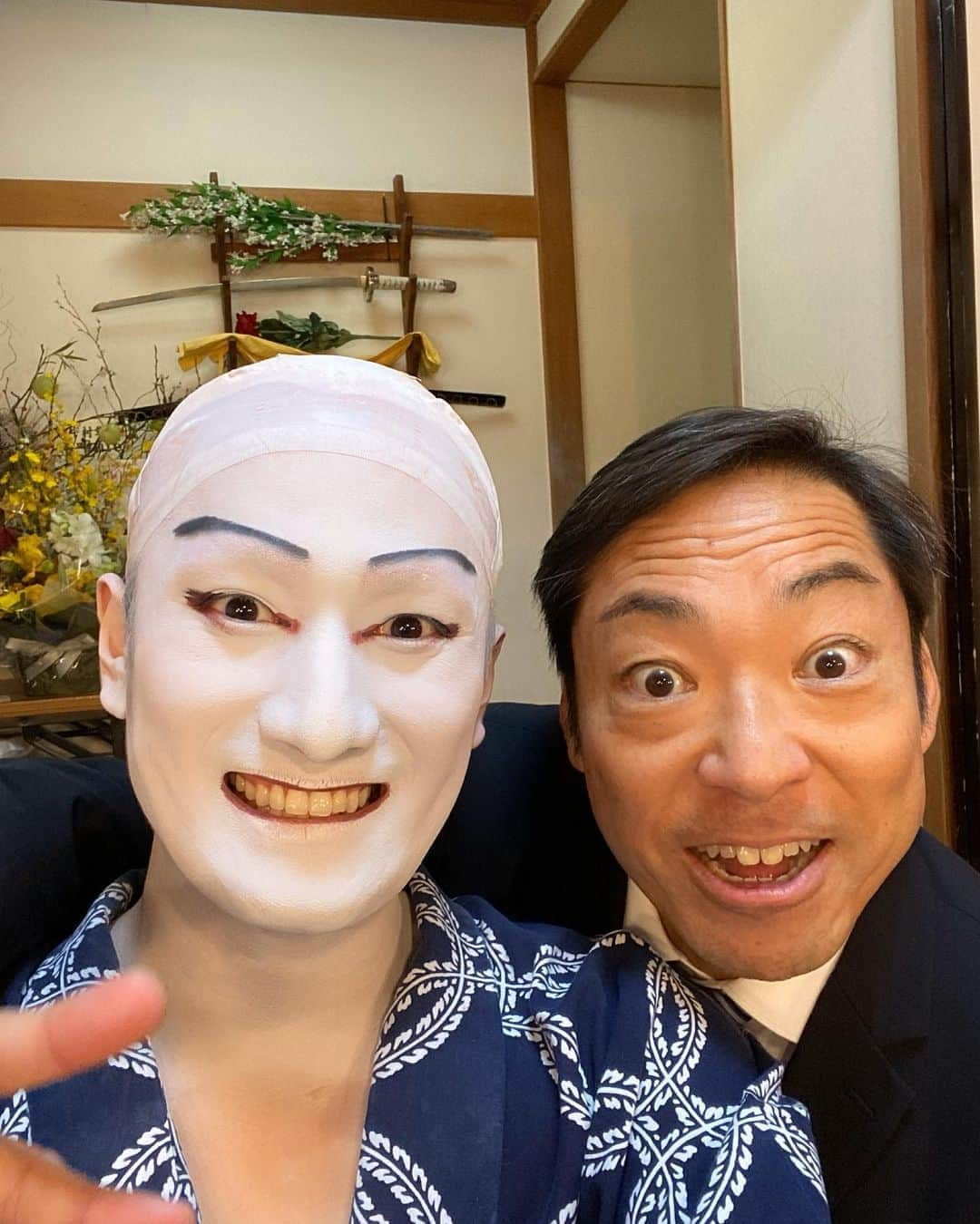 中村隼人さんのインスタグラム写真 - (中村隼人Instagram)「今日は市川中車さんと中村壱太郎さんが見に来てくださいました☺️✨ #オグリ #市川中車　#中村壱太郎　#中村隼人」11月18日 23時52分 - 1130_nakamurahayato