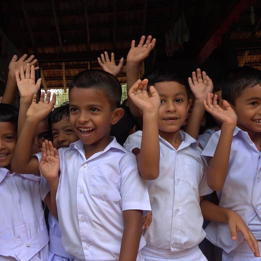 Clarins Españaさんのインスタグラム写真 - (Clarins EspañaInstagram)「¡Di "Ayubowan" a los niños de Sri Lanka! 👋  Ellos nos recibieron en esta aldea local durante nuestro último viaje con @laurenblauren, presidenta de @feed. Es un honor poder proporcionar comidas a los niños de la escuela local gracias a vuestras contribuciones.  #Clarins #BeautyFromTheHeart #Feed #RSC #TúAnteTodo」11月18日 23時53分 - clarinsespana