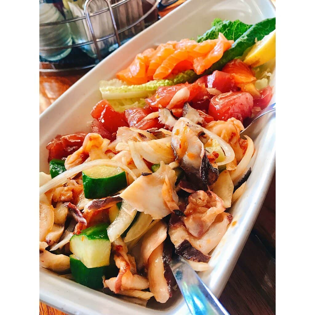 寺田ちひろさんのインスタグラム写真 - (寺田ちひろInstagram)「🌴ハワイ🌴﻿ ﻿ 美味しいごはんシリーズ🍴﻿ ﻿ ﻿ アサイーボウル→﻿ 『ダイヤモンドヘッド・コーブ・ヘルスバー』﻿ アサイー発祥のお店✨﻿ アサイーがフレッシュで美味しいのはもちろんのこと、蜂蜜がザラッとしていてとても濃厚！！！これがたまらなく美味しい🥰また絶対行きたいお店💕﻿ ﻿ ﻿  アヒとタコのポキ→﻿ 『ラ・マリアナ・セーリング・クラブ』﻿ 地元の人に愛されるお店✨穴場かも！﻿ このアヒ(マグロ)が驚くほど滑らかな舌触りで美味しい！！😭✨新鮮とはこういうことを言うのかというくらい、絶品でした！﻿ ﻿ ﻿ プライムリブ&はまぐりの酒蒸しみたいなやつ→﻿ 『チャックスセラー』﻿ お肉は柔らかくてジューシー、でも重くないの！﻿ この倍食べたかったくらいです😍はまぐりは美味しかったけど、、多分あさりでした🤣笑﻿ ﻿ ﻿ パンケーキ→﻿ 『エッグスシングス』﻿ 日本にもありますね、安定のエッグスシングス💕﻿ とっても大きいので2人でひとつにしちゃった！ 甘すぎない生クリームが好き🥰﻿ ﻿ ﻿ 次回はレナーズのマラサダ食べると決めた！﻿ もう決めた！！ ﻿ #ハワイ #hawaii #ハワイ旅行 #グルメ #アサイーボウル #ポキ #ステーキ #パンケーキ #エッグスンシングス #eggsnthings #寺田ちひろ #セントフォース」11月18日 23時56分 - chihiro_terada1223