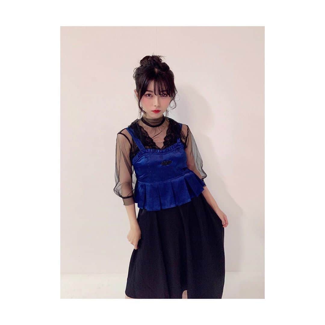 森脇加奈子のインスタグラム：「． 💙 fleufleuのアー写 ver.青🦕が 12/17に行われるライブのフライヤーにて初公開されました🐼(まだ見てない人はTwitterでチェックしてくださいね～！笑) ． ． 髪型はお団子にしてみました！！ トップスはよく見ると中華柄になってるのよ。🍜 かわいいよねー！！ 飛んでる写真、躍動感溢れててお気に入り☺️♥︎ ． ． ． ちなみに左目が光ってるのは使徒封印用呪詛文様のせいです← 眼帯しないとっ！🥰笑笑 ． ． #fleufleu #おnewのアー写」