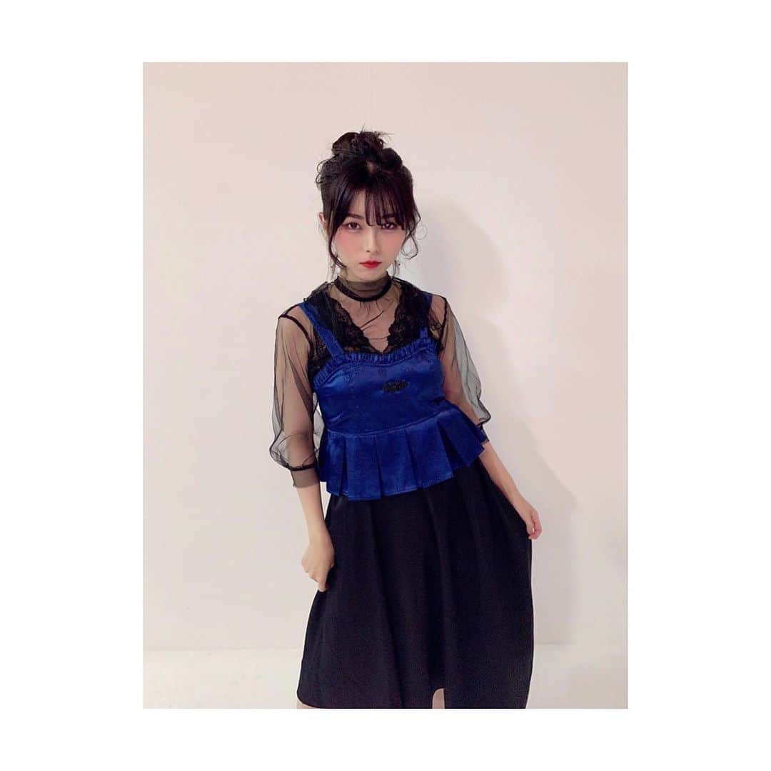 森脇加奈子さんのインスタグラム写真 - (森脇加奈子Instagram)「． 💙 fleufleuのアー写 ver.青🦕が 12/17に行われるライブのフライヤーにて初公開されました🐼(まだ見てない人はTwitterでチェックしてくださいね～！笑) ． ． 髪型はお団子にしてみました！！ トップスはよく見ると中華柄になってるのよ。🍜 かわいいよねー！！ 飛んでる写真、躍動感溢れててお気に入り☺️♥︎ ． ． ． ちなみに左目が光ってるのは使徒封印用呪詛文様のせいです← 眼帯しないとっ！🥰笑笑 ． ． #fleufleu #おnewのアー写」11月18日 23時57分 - canaco316