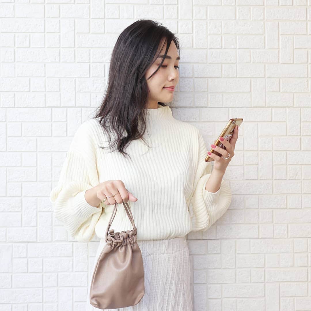 Eri Satoのインスタグラム：「ivory×beigeコーデ · @titivatejp の #ボトルネックリブニットプルオーバー · ニットは袖にボリュームあるものが好きみたい🤣💕 衿もプチハイネックですっきり✨ このニットは毛玉が出来にくいところがお気に入り✨ · #ティティベイト#titivate  #titivatestyle#fashion#ootd#outfit#code#coordinate#style#ファッション#コーディネート#コーデ#プチプラ#プチプラコーデ#ママコーデ#シンプルコーデ#mamagirl#locari#ママファッション #partegram#読者モデル#ママモデル #l4like#カジュアル#お洒落さんと繋がりたい#カーディガン#秋服#秋ファッション」