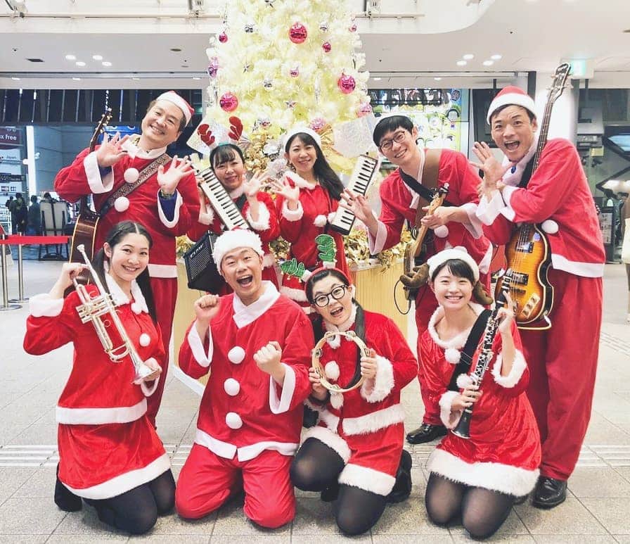 服部ひで子のインスタグラム：「⭐なんばグランド花月⭐  11/18(月)から、 クリスマスキャンペーンが始まりました🎄🎅🎁✨ 12/25(水)までの平日 ②回目公演終わりに、 ロビーで演奏しています。  是非、 なんばグランド花月に 遊びにいらしてください。  11/19(火)～11/25(月)までは 祇園花月⭐諸見里大介リーダー週に出演させていただきます。  こちらも、 是非遊びに来てくださいませﾟ+.ﾟ(´▽`人)ﾟ+.ﾟ  #吉本新喜劇 #よしもと新喜劇 #新喜劇 #なんばグランド花月  #ホンワカパッパー隊」