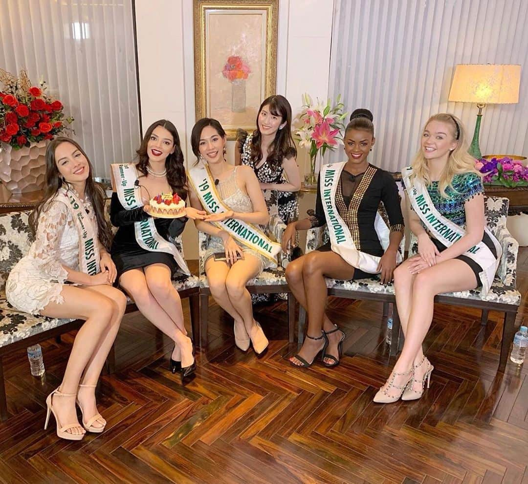 杉本雛乃さんのインスタグラム写真 - (杉本雛乃Instagram)「Had an amazing time with MI 2019 Top5👑✨✨ Can't wait to share this interview with you all💕 And happy birthday @andreatoscanno, it was so nice to finally meet you🥰 Hope you have an amazing year ahead! . #missinternational #missinternational2019」11月19日 0時03分 - hinano_sugimoto