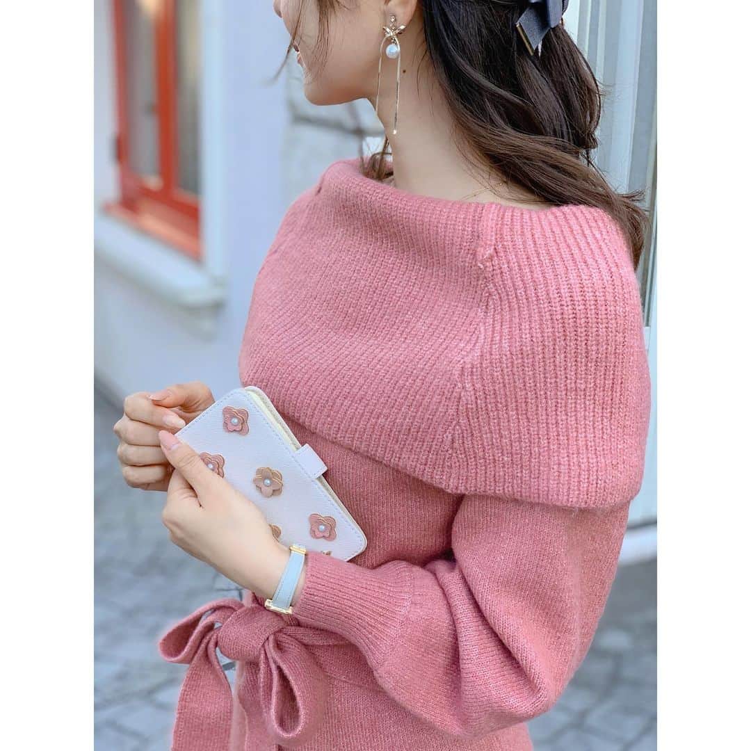 中田絵里奈さんのインスタグラム写真 - (中田絵里奈Instagram)「. このニットワンピ肉厚でもっちり暖かなのに 着膨れしない綺麗なシルエットが出る編み方をしていて すごく綺麗な形👗 . オフショルにもなるのでデートにも🥂♡ . . #ニットワンピース #vaniller #オフタートル #ニットワンピ」11月19日 0時05分 - erinanakata