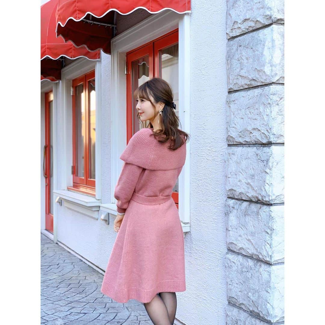 中田絵里奈さんのインスタグラム写真 - (中田絵里奈Instagram)「. このニットワンピ肉厚でもっちり暖かなのに 着膨れしない綺麗なシルエットが出る編み方をしていて すごく綺麗な形👗 . オフショルにもなるのでデートにも🥂♡ . . #ニットワンピース #vaniller #オフタートル #ニットワンピ」11月19日 0時05分 - erinanakata