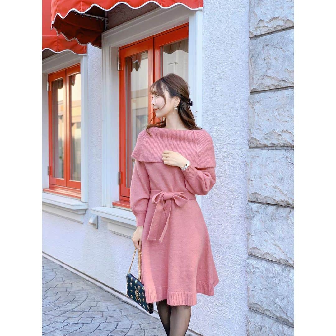 中田絵里奈さんのインスタグラム写真 - (中田絵里奈Instagram)「. このニットワンピ肉厚でもっちり暖かなのに 着膨れしない綺麗なシルエットが出る編み方をしていて すごく綺麗な形👗 . オフショルにもなるのでデートにも🥂♡ . . #ニットワンピース #vaniller #オフタートル #ニットワンピ」11月19日 0時05分 - erinanakata