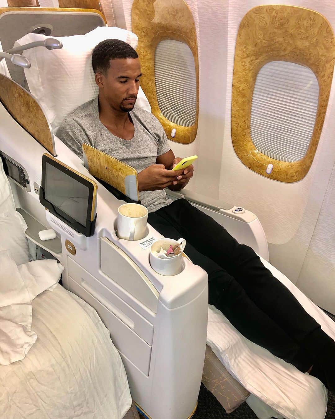 スコット・シンクレアのインスタグラム：「...Home time, back to Glasgow! ✈️」