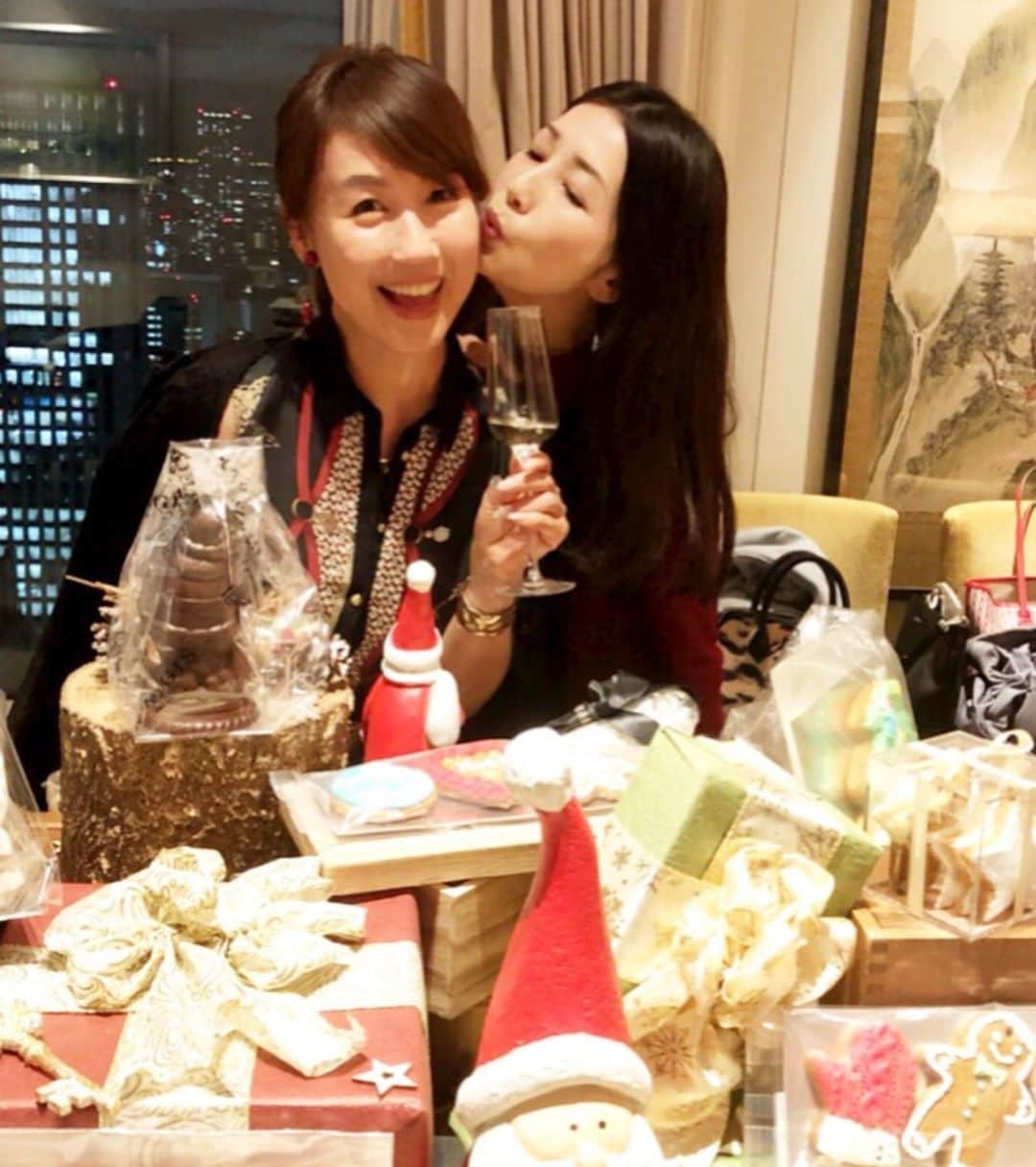 小林万希子さんのインスタグラム写真 - (小林万希子Instagram)「・ 最近イベントでご一緒することの多いいずみさん💓 ・ 出会ったのは1年前の夏pic③ ・ 美魔女でミセスモデルで 美しい上に面白い🤣笑 いつも憧れのお姉さまです✨ ・ 先日のセントレジスホテル大阪のクリスマスイベントではなぜか一緒の写真が多くて ついにはこんなことになってました😆💓pic ④笑 ・ 吸血姫👸らしいです！笑 ・ いずみ姉さん面白すぎます〜🤣 本当に可愛くて憎めない！笑 ・ 私がこの写真躊躇してたら、先にインスタにアップされてたので！笑 私もしちゃお😆💓 ・ いずみさんを目指します！👍笑 美しいところだけ！笑😁✨ ・ ・ そしていずみさんと一緒にいらした 美stライター浦崎かおりさん💕 ・ たくさんお話させていただいて、 なんて気さくで優しく素敵な方✨😍 ・ かおりさん！ 🥂のお約束必ずや💕ですよ！👍 楽しみにしています✨ ・ ・ 素敵なクリスマス🎄 になるといいですね♡ ・ ・ セントレジスホテル大阪のクリスマスケーキ🎂 ストーリーをご覧くださいませ❤️ おススメはシャンパンボトルケーキ✨🍾 文字を書いてプレゼントもできるそうです🎁💕 ・ そんなケーキをいただける方☺️ 羨ましいなぁ〜✨ ・ ・ @somonudesimonu  @monaco1106 ・ #素敵な女性  #面白すぎる  #魅力的 ✨ #クリスマス  #そんな女子と #大騒ぎ 🥂✨ #クリスマスケーキ  #どうします？」11月19日 0時10分 - macky1218