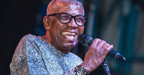 フェリペ・サンタナのインスタグラム：「𝐀 𝐕𝐈𝐃𝐀 𝐄́ 𝐌𝐄𝐒𝐌𝐎 𝐔𝐌𝐀 𝐌𝐈𝐒𝐒𝐀̃𝐎 𝐀 𝐌𝐎𝐑𝐓𝐄 𝐄́ 𝐔𝐌𝐀 𝐈𝐋𝐔𝐒𝐀̃𝐎 𝐒𝐎́ 𝐒𝐀𝐁𝐄 𝐐𝐔𝐄𝐌 𝐕𝐈𝐕𝐄𝐔 𝐏𝐎𝐈𝐒 𝐐𝐔𝐀𝐍𝐃𝐎 𝐎 𝐄𝐒𝐏𝐄𝐋𝐇𝐎 𝐄́ 𝐁𝐎𝐌 𝐍𝐈𝐍𝐆𝐔𝐄́𝐌 𝐉𝐀𝐌𝐀𝐈𝐒 𝐌𝐎𝐑𝐑𝐄𝐔... .  𝐃𝐄𝐒𝐂𝐀𝐍𝐒𝐄 𝐄𝐌 𝐏𝐀𝐙 @reinaldopagode !!!! 𝐀𝐃𝐎𝐑𝐄𝐈 𝐀𝐒 𝐀𝐋𝐌𝐀𝐒 🕊☕️🌿👵🏿👨🏿‍🦳」