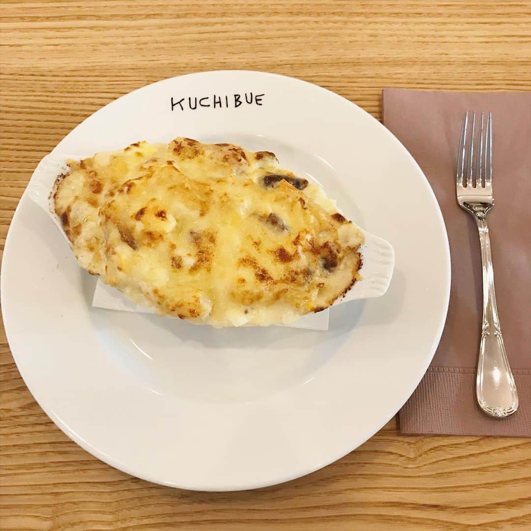 渡辺有子のインスタグラム：「「KUCHIBUE」のマカロニグラタン！あちちっとなりながら、ひと口食べて目を見開く、唸る。チキンの旨味がベシャメルにしみわたり、茹で加減抜群のマカロニに絡まって、最高。アッコセンセーのこだわりがギュッと詰まったひと皿だなぁ。これ食べたら、足取り軽やかに口笛吹いて帰りたくなること間違いなし。 @kuchibue.daikanyama  @attocook68」