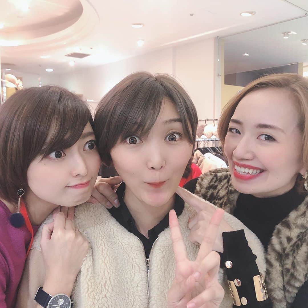 貴千碧さんのインスタグラム写真 - (貴千碧Instagram)「自分の目の前にいる方の表情は自分の表情なんだなと思います。 こうして沢山の方が私に笑顔を向けて下さって、元気を下さって、自分は枯れることなく、しおれることなく日々過ごさせて頂いているのだと思います☺️✨ 日比谷シャンテ様にて。同期の元#花組#春花きらら　ちゃんのおかげで１つの点を又線にして頂くことができました☺️ まいこ、心からありがとう☺️🙏 そしてそこに「行こう」と足を向けて下さった全ての皆様、本当に本当にありがとうございました☺️🙏 家内工業の為一つ一つ心を込めて一から手作りしております。両親の協力のもと皆様に笑顔になって頂ける佃煮を製造し続けておりますが大変ありがたいことに数が追い付かず昨日もご迷惑をお掛けしてしまい申し訳ございませんでした。 又できたての喜昆布が届いておりますのでご興味ございます方は日比谷シャンテ様地下一階までお越し下さい☺️🙏 #鳳翔大 さんがプロデュースされているお洒落なジュエリー、鞄や靴などのファッションアイテム、そしてまいこが生地からこだわってデザインしている着心地、触り心地最高の素敵な素敵な洋服たち。　私の大好きな空間です✨✨ お忙しいのに来て下さった宝塚の大好きな方々、そしていらして下さいました全ての皆様、本当にありがとうございました‼️‼️‼️ 本当に幸せです‼️ . . . #ご縁　こそ#一生の宝物」11月19日 0時21分 - ao_takachi