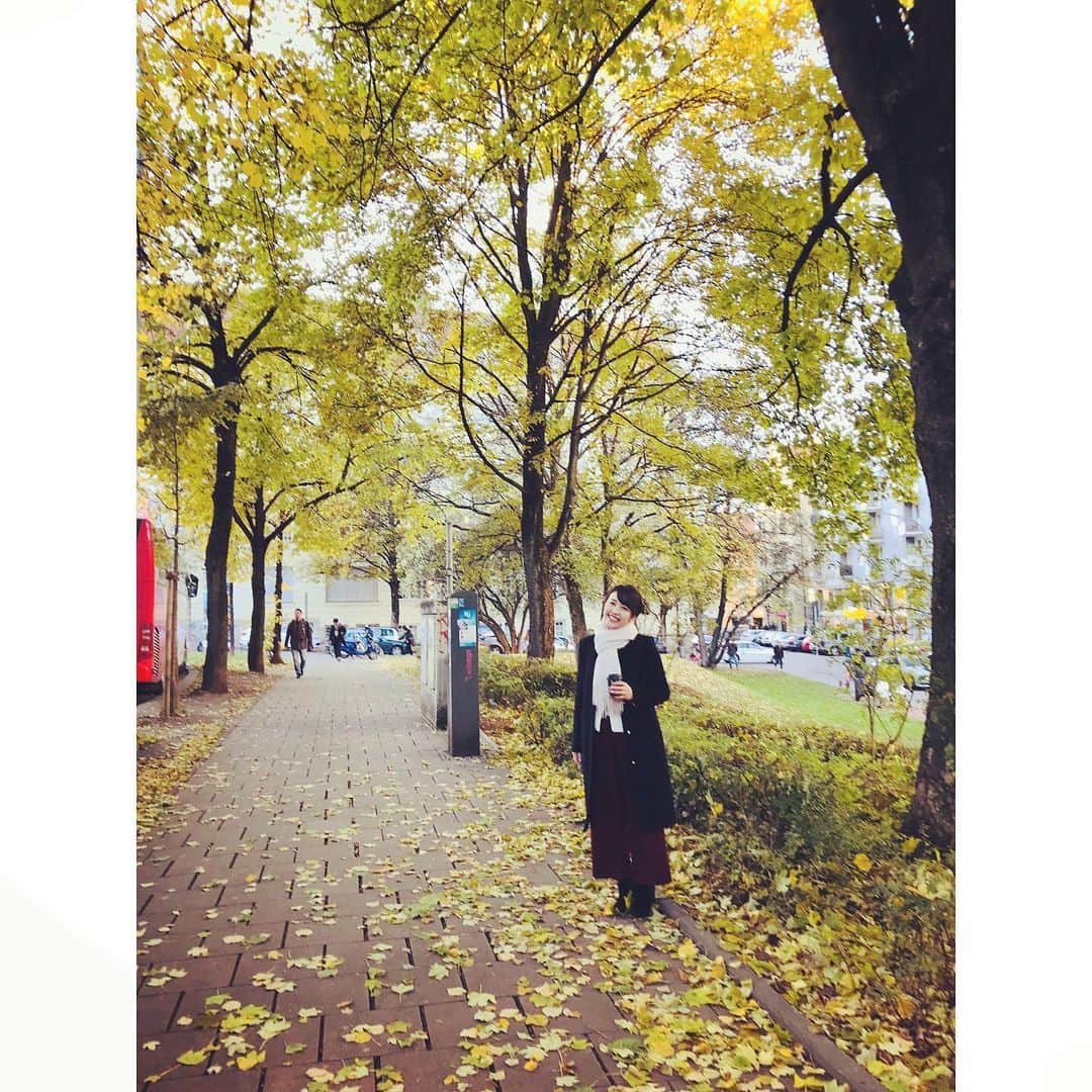 相内優香さんのインスタグラム写真 - (相内優香Instagram)「ミュンヘンは街の中心部でも緑が多くて癒されます。 ちょうど紅葉が美しい季節ですね。  #Munich #紅葉」11月19日 0時30分 - yuuka_aiuchi