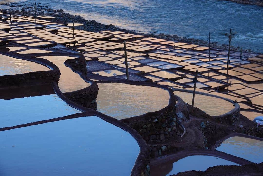 Michael Yamashitaさんのインスタグラム写真 - (Michael YamashitaInstagram)「The salt terraces of Yanjin, Tibet along Route 318 of the Tea Horse Road.  Salty water is pumped up from wells along the banks of the  Mekong River to fill the shallow pools made of the local red clay. It takes 2 weeks to evaporate the water leaving deposits of white salt. In operation for some 1200 years, the water was carried up in buckets before electricity.  #teahorseroad #chamagudao #tibet #tibetan #mekong #lancangjiang #songtsam」11月19日 0時41分 - yamashitaphoto