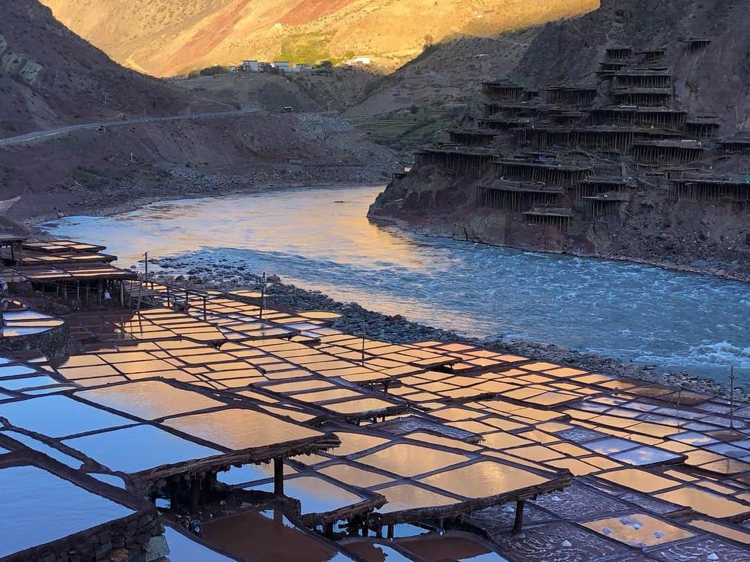 Michael Yamashitaさんのインスタグラム写真 - (Michael YamashitaInstagram)「The salt terraces of Yanjin, Tibet along Route 318 of the Tea Horse Road.  Salty water is pumped up from wells along the banks of the  Mekong River to fill the shallow pools made of the local red clay. It takes 2 weeks to evaporate the water leaving deposits of white salt. In operation for some 1200 years, the water was carried up in buckets before electricity.  #teahorseroad #chamagudao #tibet #tibetan #mekong #lancangjiang #songtsam」11月19日 0時41分 - yamashitaphoto