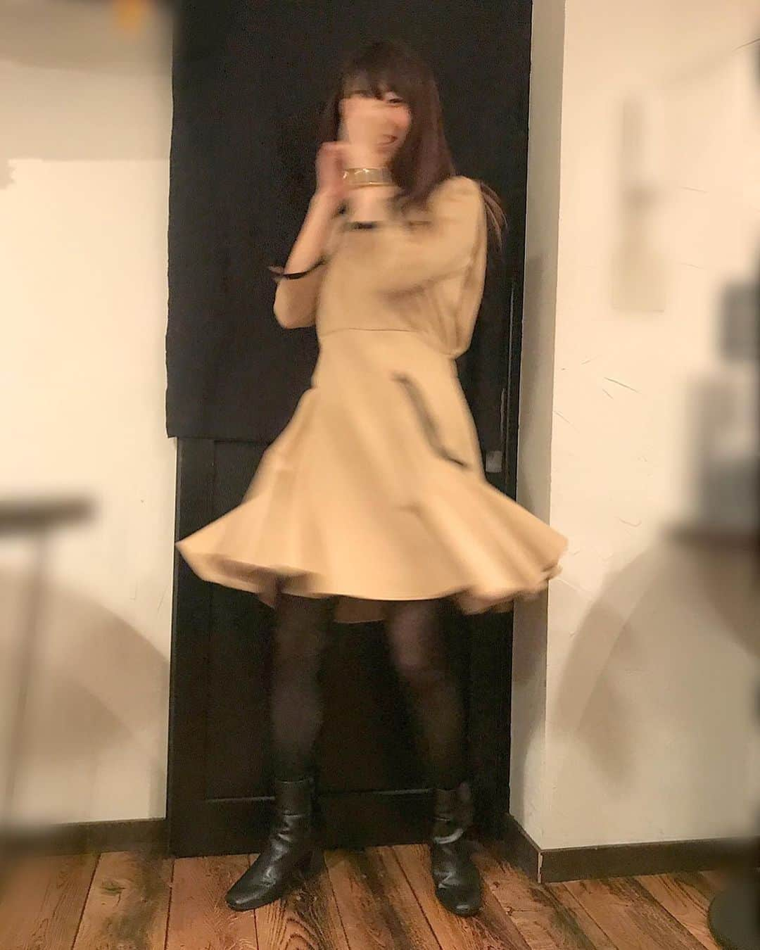 ぱいぱいでか美さんのインスタグラム写真 - (ぱいぱいでか美Instagram)「mameのお洋服憧れてたから嬉しい…… 犬山さんからお下がりで頂きました♡ ꙳ #onepiece #mamekurogouchi #mamemamemame #boots #gu #俺はインスタグラマーになりてぇ #犬山紙子 さん♡♡♡ @inuyamakamiko ꙳ 犬山さんからmameのワンピースをお下がりで頂いて 今日は私服でのイベントだったので早速着ちゃいました〜！ ありがとうございます、、！！！！ 憧れのブランドなのでとても嬉しい。。 シルエットが神がかってて流石すぎる(T . T)！ 写真で伝わるかなー！ 動いてても座ってても可愛い。 他にも頂いちゃったのでまた着たら載せます！ ブーツは歩き方があれなのかすぐ潰しちゃいがちなので 毎年安いのを買うようにしてるんだけど g.uの結構いい感じです。歩きやすいし！ でも大切に履いていくブーツもそろそろ欲しいなと考えている。」11月19日 0時35分 - paipaidekami