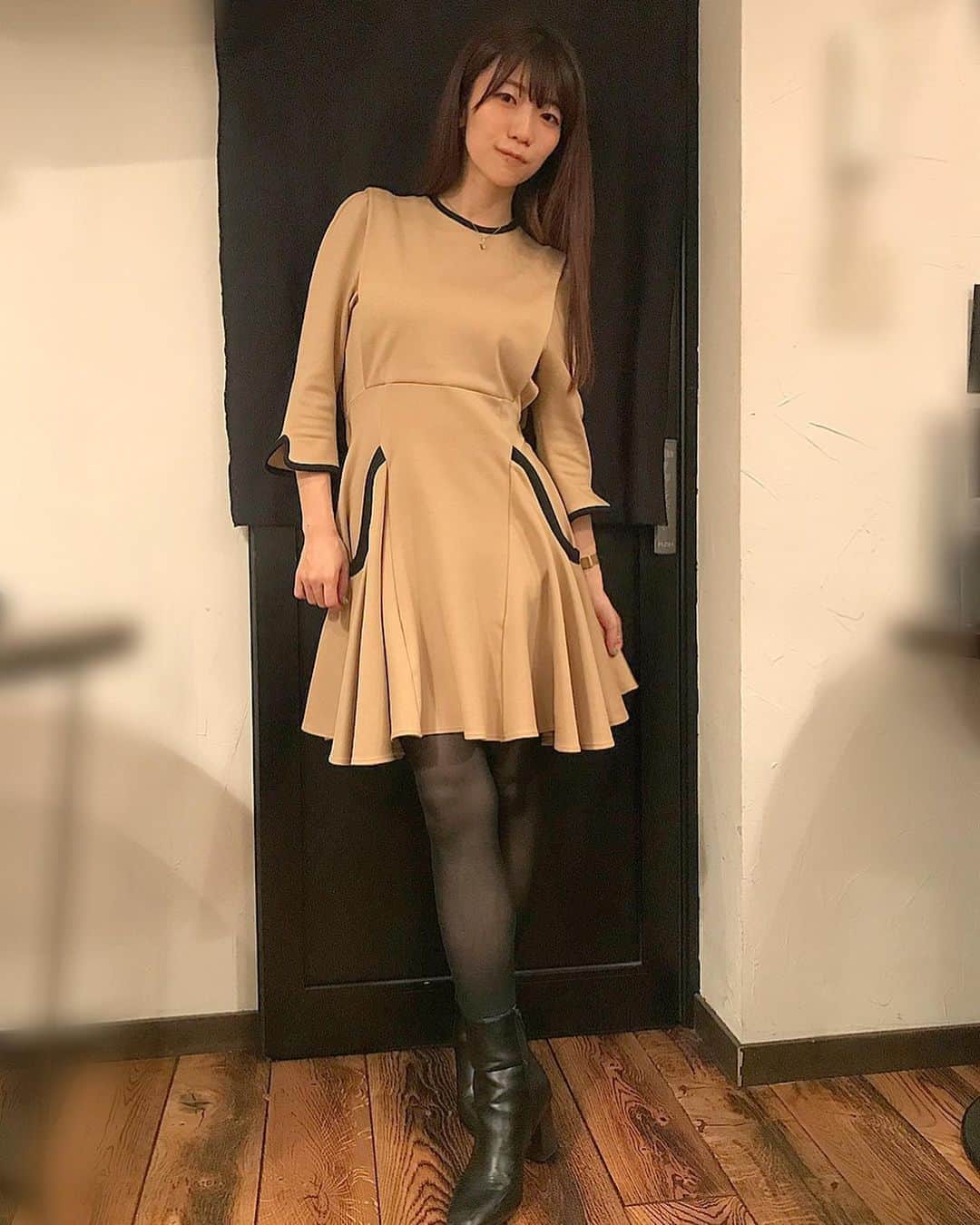 ぱいぱいでか美のインスタグラム：「mameのお洋服憧れてたから嬉しい…… 犬山さんからお下がりで頂きました♡ ꙳ #onepiece #mamekurogouchi #mamemamemame #boots #gu #俺はインスタグラマーになりてぇ #犬山紙子 さん♡♡♡ @inuyamakamiko ꙳ 犬山さんからmameのワンピースをお下がりで頂いて 今日は私服でのイベントだったので早速着ちゃいました〜！ ありがとうございます、、！！！！ 憧れのブランドなのでとても嬉しい。。 シルエットが神がかってて流石すぎる(T . T)！ 写真で伝わるかなー！ 動いてても座ってても可愛い。 他にも頂いちゃったのでまた着たら載せます！ ブーツは歩き方があれなのかすぐ潰しちゃいがちなので 毎年安いのを買うようにしてるんだけど g.uの結構いい感じです。歩きやすいし！ でも大切に履いていくブーツもそろそろ欲しいなと考えている。」