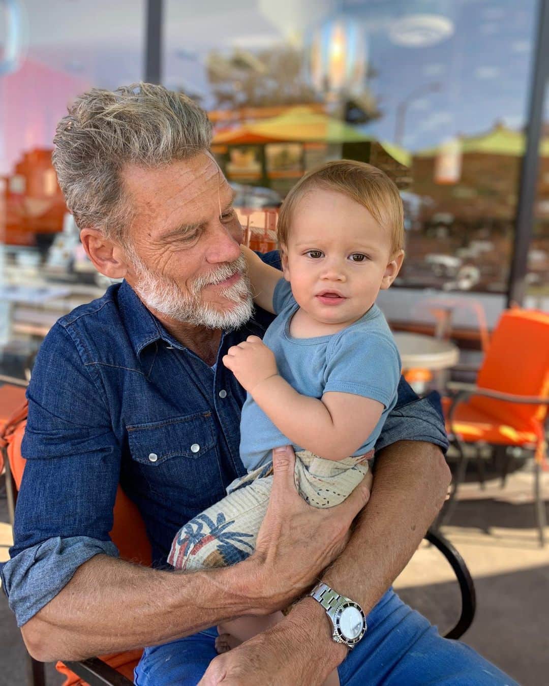 マチルダ・ルッツのインスタグラム：「Il nonno e Oliver #grandpa #myheartmelts #famiglia」