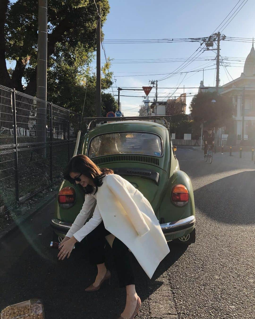 明松美玖さんのインスタグラム写真 - (明松美玖Instagram)「、 🔦🚕 ． この車かわいくてみんな見てた💙 ． そしてなんだか  今年はホワイトが多いな❄️ ． ノーカラーコートは今年もゲットしました♡  これから活躍してもらいます☆☆ ． ．@unrelish_official #UNRELISH #アンレSNAP #ノーカラーコート #カラーコート #ウールコート #コートコーデ」11月19日 0時38分 - shashishu_daily