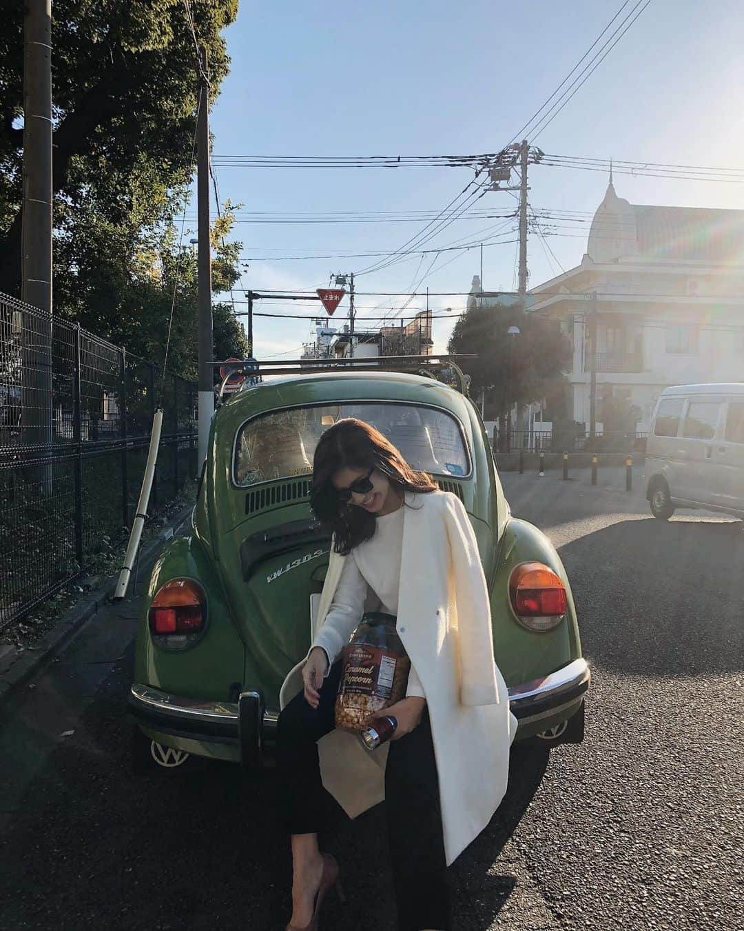 のインスタグラム：「、 🔦🚕 ． この車かわいくてみんな見てた💙 ． そしてなんだか  今年はホワイトが多いな❄️ ． ノーカラーコートは今年もゲットしました♡  これから活躍してもらいます☆☆ ． ．@unrelish_official #UNRELISH #アンレSNAP #ノーカラーコート #カラーコート #ウールコート #コートコーデ」