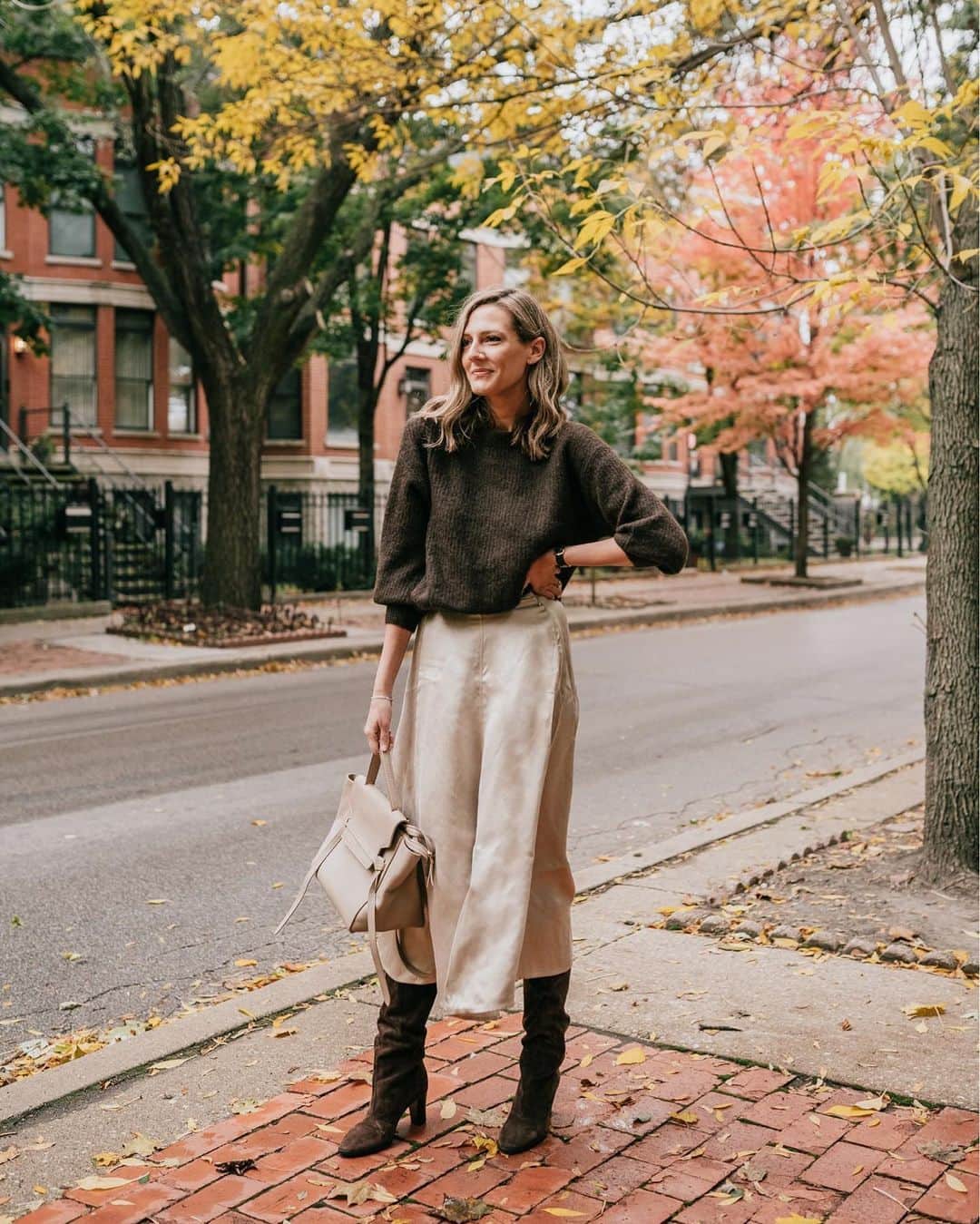 Anna Jane Wisniewskiのインスタグラム：「Still feeling the fall and really loving a rich, chocolate brown lately. These boots are from last year but they’re still available—and really walkable since the heel is under 3 inches.  I’m headed back to chicago this afternoon—is the snow still on the ground? 😑  http://liketk.it/2H2T9 #liketkit #vince #hmxme #chicagoblogger @liketoknow.it 📸 @ironandhoney」